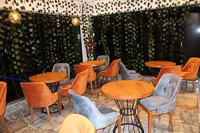 GlassTop Lounge Kubwa