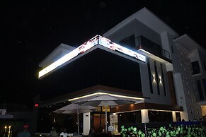 GlassTop Lounge Kubwa