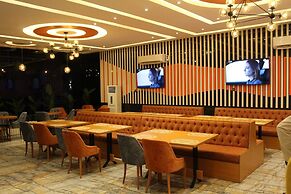 GlassTop Lounge Kubwa