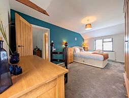 The Old Barn Near St Ives - Rustic Charm & Space