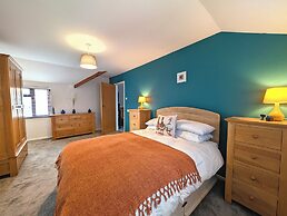 The Old Barn Near St Ives - Rustic Charm & Space