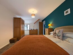 The Old Barn Near St Ives - Rustic Charm & Space