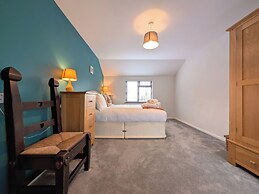 The Old Barn Near St Ives - Rustic Charm & Space