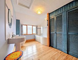 The Old Barn Near St Ives - Rustic Charm & Space