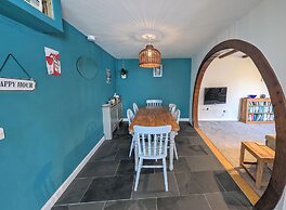 The Old Barn Near St Ives - Rustic Charm & Space