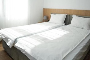 2 Bed Apt - Sleeps 4, Terrace & Pet Friendly