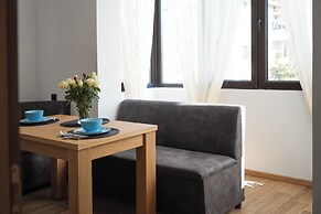 2 Bed Apt - Sleeps 4, Terrace & Pet Friendly