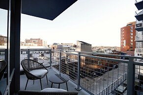 Stylish Apartment Steps from the Metro