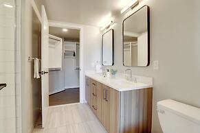 Stylish Apartment Steps from the Metro