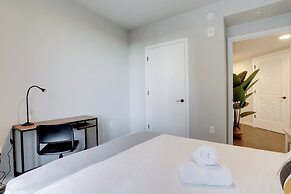 Stylish Apartment Steps from the Metro