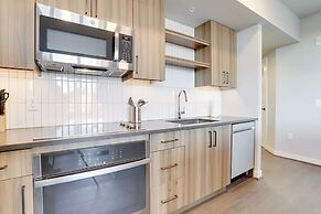 Stylish Apartment Steps from the Metro