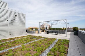 Stylish Apartment Steps from the Metro
