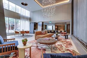 Stylish Apartment Steps from the Metro