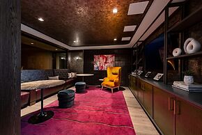 Stylish Apartment Steps from the Metro