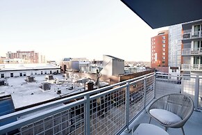 Stylish Apartment Steps from the Metro