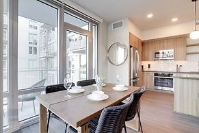 Stylish Apartment Steps from the Metro