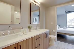 Stylish Apartment Steps from the Metro