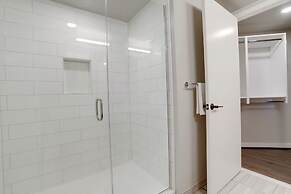 Stylish Apartment Steps from the Metro