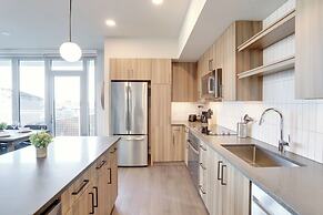 Stylish Apartment Steps from the Metro