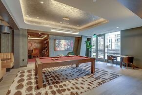 Stylish Apartment Steps from the Metro