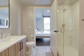 Stylish Apartment Steps from the Metro