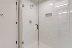 Stylish Apartment Steps from the Metro