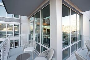 Stylish Apartment Steps from the Metro