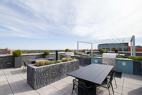 Stylish Apartment Steps from the Metro