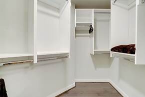 Stylish Apartment Steps from the Metro