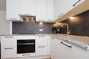 Spacious Holiday Home Near Forest