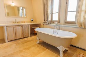 Luxury Mansion With Garden in Heart of Neuilly