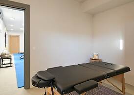 Villa With Resort Style Pool