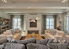 Villa With Resort Style Pool