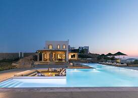 Villa With Resort Style Pool