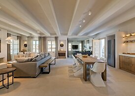 Villa With Resort Style Pool