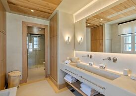 Villa With Resort Style Pool