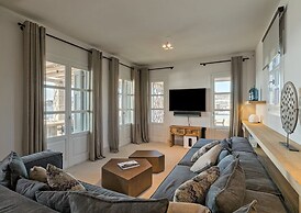 Villa With Resort Style Pool