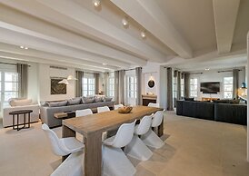 Villa With Resort Style Pool