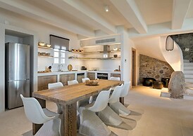 Villa With Resort Style Pool