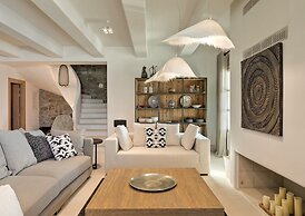 Villa With Resort Style Pool