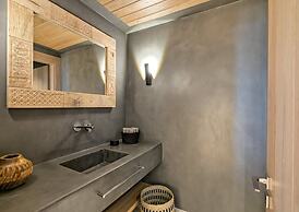 Villa With Resort Style Pool