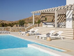 Nice Villa at Kalafatis Beach