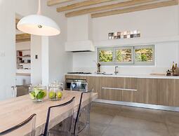 Charming Villa Near Ftelia Beach