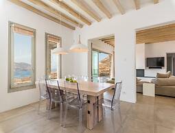 Charming Villa Near Ftelia Beach