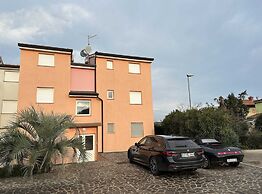 Classic and Modern Umag Apartment With Terrace and BBQ