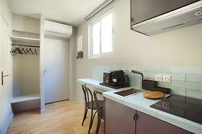 Studio With AC Center of Paris