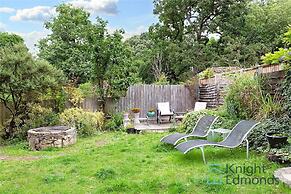 500 yr old Cottage With Historic Park at the Gate