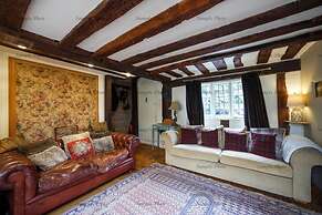 500 yr old Cottage With Historic Park at the Gate