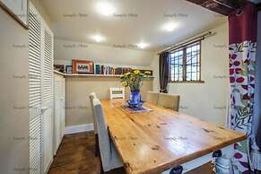 500 yr old Cottage With Historic Park at the Gate