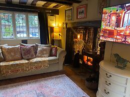 500 yr old Cottage With Historic Park at the Gate